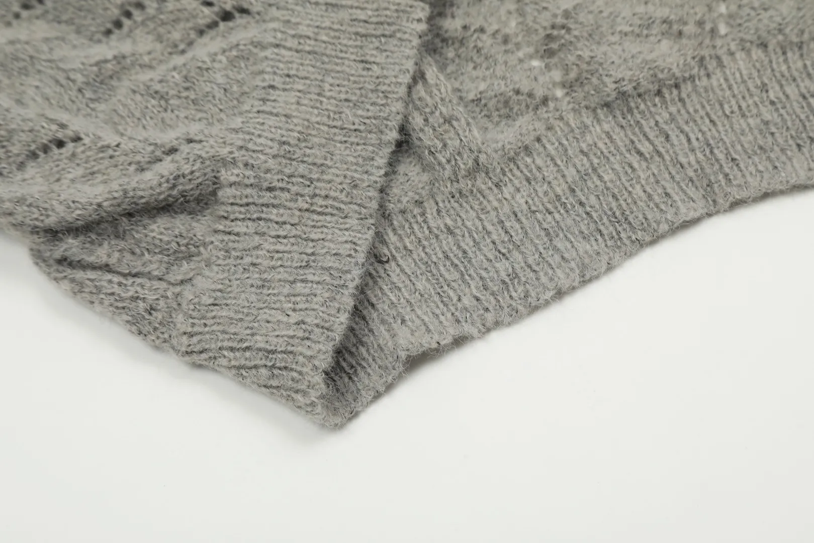 vivienne west wood Vivienne heavy lace classic cardigan knitted sweater wool 2024 autumn latest style 🧩 15% merino cotton wool 85% wool blend 🧩Correct Italian 🇮🇹100% wool washed wheat logo Size: S -M- L Color: black purple gray